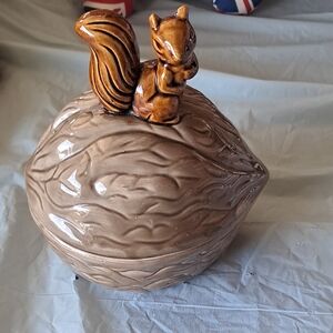 Vintage 1982 ROC Ceramic Squirrel Walnut Covered Dish Nut Bowl